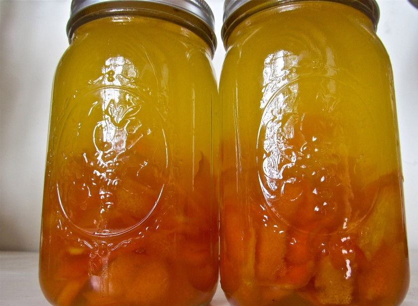 1. Этап. Апельсиновый ликер Куантро в домашних условиях: Потом разлейте по 400 грамм водки в каждую банку и размешайте (можете встряхнуть), закупорьте банки и поставьте их в темное место на месяц.