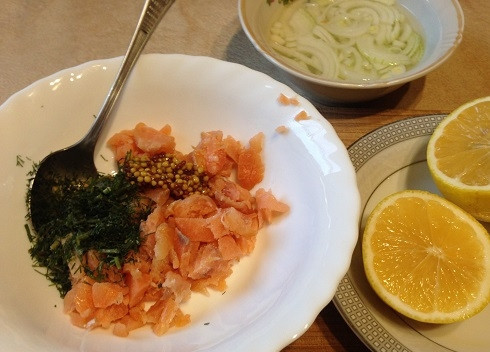 1. Этап. Горячий сэндвич с лососем: К рыбе добавим горчицу в зернах, мелко нарезанную зелень укропа, немного лимонного сока и перемешаем. Если хочется начинки поострее, добавьте немножко острого соуса.