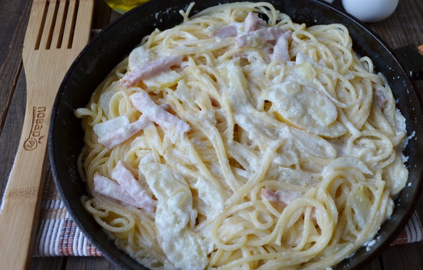 1. Этап. Неожиданные спагетти с коньяком: Спагетти отварите в соленой воде до готовности. У меня из твердых сортов пшеницы, они были готовы через 10 минут. Откиньте на дуршлаг и положите спагетти в соус. Перемешайте. Приятного аппетита!