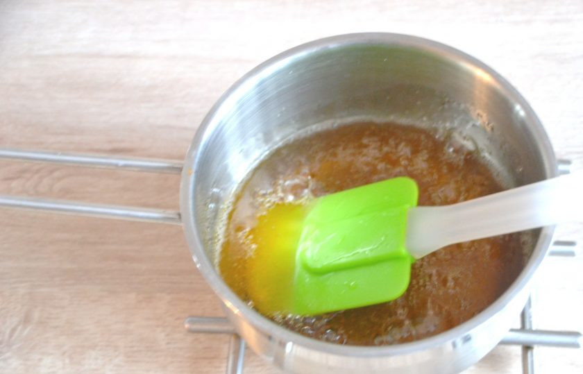 1. Этап. Торт Груши в карамели: Влейте сироп в карамель, быстро размешайте.
