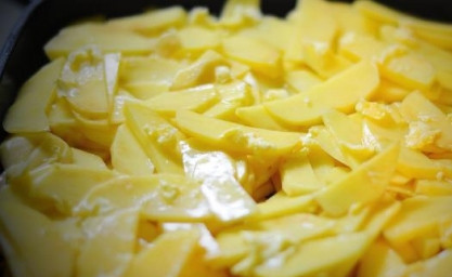 1. Этап. Форель, запеченная с картофелем: 2. Чеснок очистить и выдавить через пресс (можно натереть на терке). Сливочное масло растопить и смешать с чесноком. Полученной смесью смазать верх картофеля.