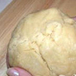 1. Этап. Пирог с мясом и яблоками: 1. Готовим песочное тесто: просеиваем муку, смешиваем с солью, добавляем сахар. Охлажденное масло смешиваем с мукой и до получения крошки рубим ножом. Добавляем воду, желток и вымешиваем эластичное упругое тесто. Тесто скатываем в шар и кладем в холодильник, предварительно обернув его в пленку.