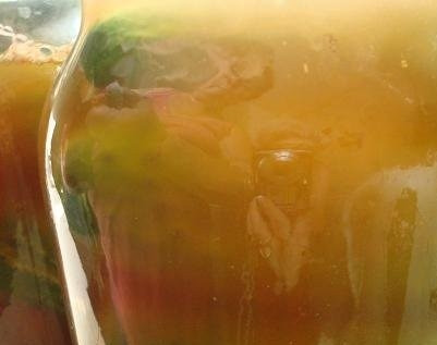 1. Этап. Огурчики в заливке: Кипящей заливкой следует сразу же залить банки, пока она не остыла. Затем поставьте огурчики в баночках стерилизоваться на десять минут, после чего плотно закупорьте крышками. Храните банки в прохладном месте.