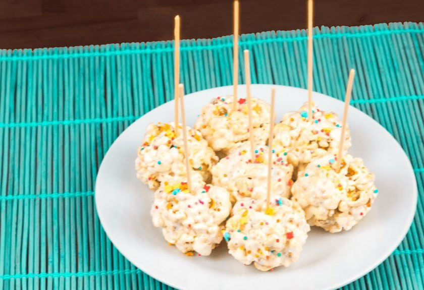1. Этап. Шарики из попкорна с маршмеллоу: 5. Каждую конфету проткните деревянной шпажкой и украсьте кондитерской посыпкой. Затем отправьте конфеты в холодильник на полчаса, чтобы они застыли. Приятного аппетита!