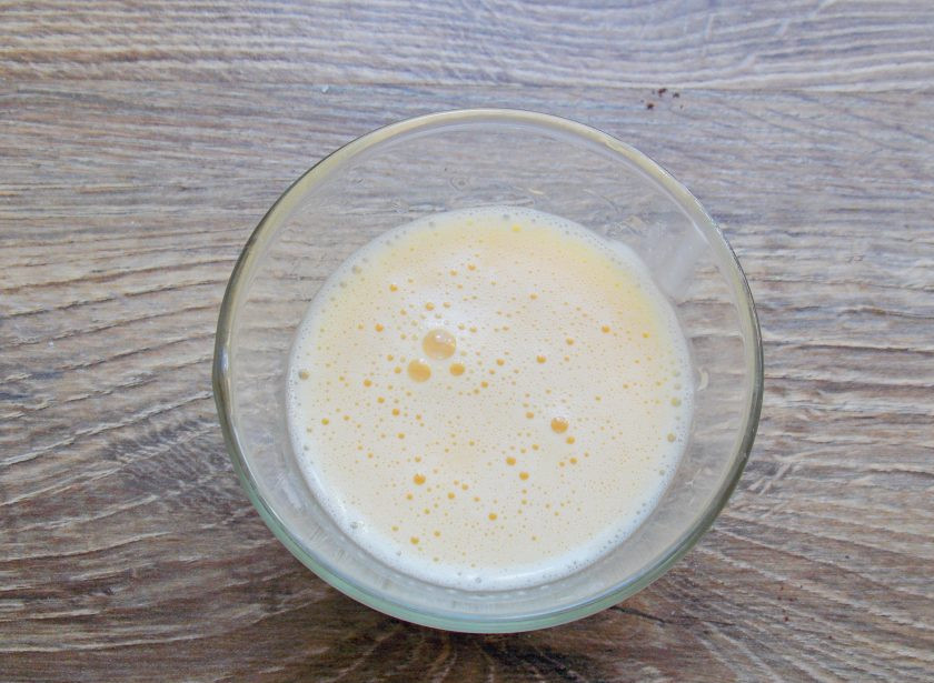 1. Этап. Капкейки Баунти: Отлейте 50 грамм яичной смеси для приготовления кокосовой начинки.