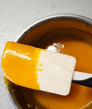 1. Этап. Карамельный чизкейк с облепихой: Затем развести крахмал теплой водой, влить в соус и проварить в течение 2-3 минут. Соус должен стать гладким и блестящим.