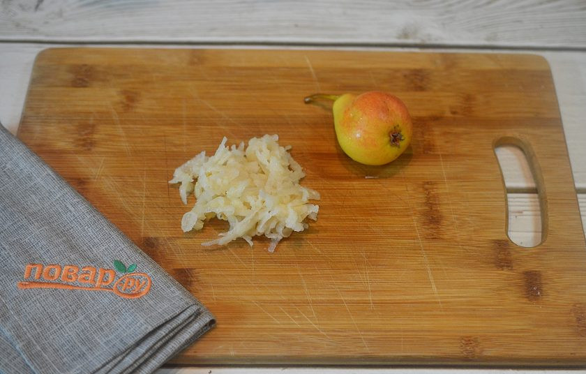 1. Этап. Печенье с грушами, фисташками и имбирем: 6. Груши почистите и натрите на терке. Добавьте в тесто.