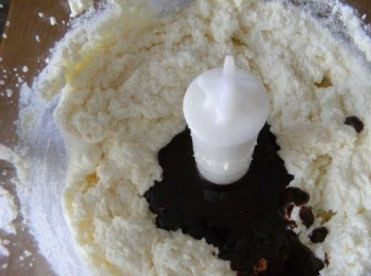 1. Этап. Шоколадный рулет с творожным кремом: Если хотите добавить в крем шоколад, растопите его и добавляйте к творожному крему.