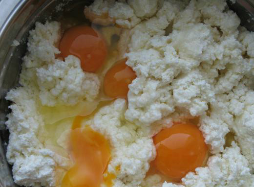 1. Этап. Запеканка с сухофруктами без сахара: Для своей диетической запеканки я выбрала творог с низким содержанием жира. Разбиваю в него 4 яйца. Кладу пару ложек манки. Кладу пару столовых ложек меда. Если не хотите, мед можно не класть. Это уже на мой вкус.