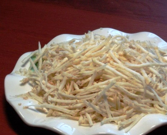 1. Этап. Простой салат с копченой курицей: Сельдерей натрите на корейской терке.