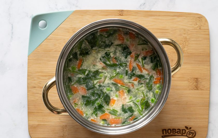1. Этап. Суп со шпинатом и зеленым горошком: За 5 минут до готовности добавьте сливочный сыр. Полностью растворите его в супе.