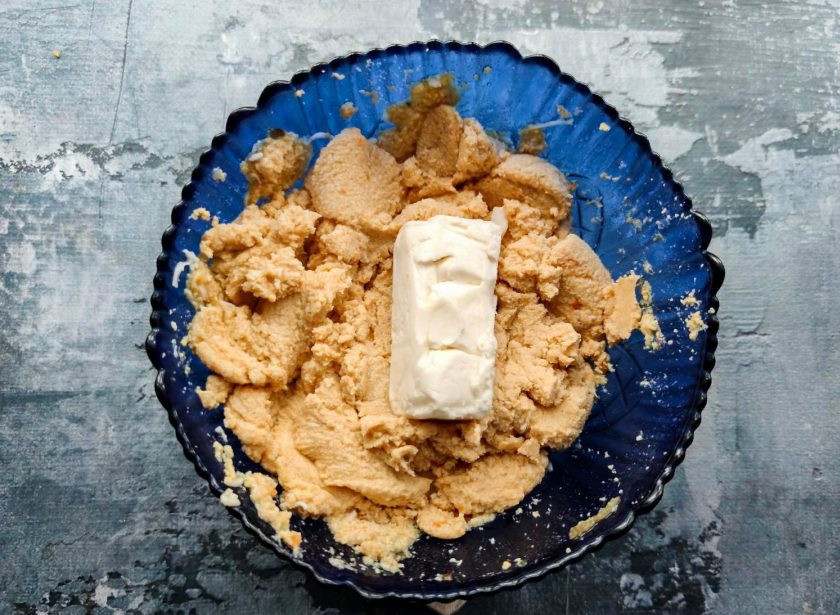 1. Этап. Куриный паштет с яйцом: В паштет добавьте сливочное масло и хорошо перемешайте.