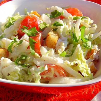 Салат из пекинской капусты и сухариков