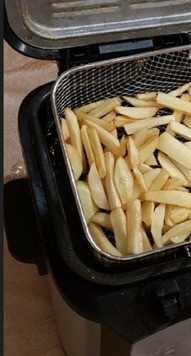 1. Этап. Картофель фри моей мечты: 8. Второй раз выложите ломтики картофеля в форму для обжаривания. Закройте крышку фритюрницы. Время жарки картофеля составляет 5-7 минут. Во второй раз жарки у картофеля будет образовываться хрустящая корочка. Замечание*: если вы хотите получить очень хрустящий картофель, то во второй раз ломтики нужно жарить снова 2-3 минуты. Далее второй раз выложить картофель на противень с бумажными полотенцами, дать остыть. В третий раз жарить надо 4-5 минут до образования хрустящей румяной корочки.