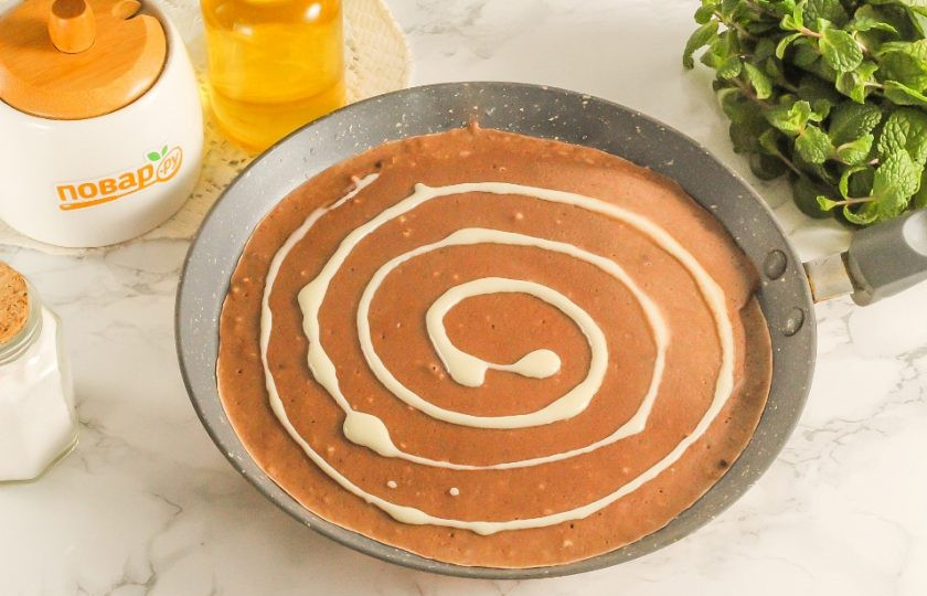 1. Этап. Шоколадные блины с рисунком: С помощью столовой ложки аккуратно нанесите рисунок светлым тестом. Это может быть полет вашей фантазии: спирали, звездочки, буквы, имя и т.д.