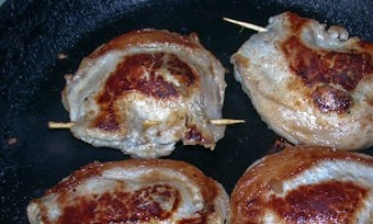 1. Этап. Шницель с грибами: Обжаривайте на растительном масле шницель с грибами до готовности мяса.