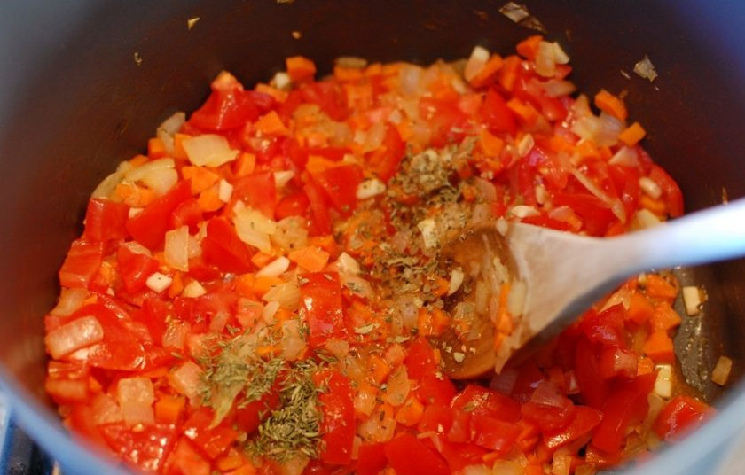 1. Этап. Минестроне (суп из овощей): 3. Нарежьте мелко помидоры и выложите их в кастрюлю, добавьте измельченный чеснок, орегано и тимьян.