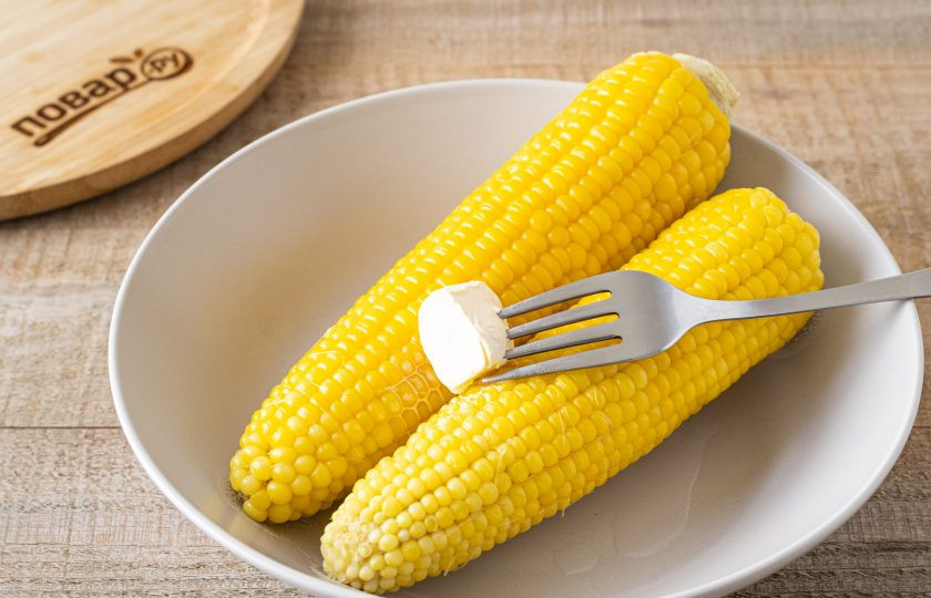 1. Этап. Варёная кукуруза со сливочным маслом: Слейте воду, переложите кукурузу в тарелку. Смажьте сливочным маслом и посыпьте солью по вкусу.
