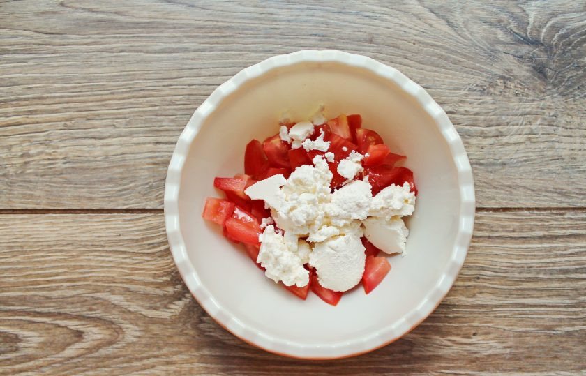 1. Этап. Салат с рикоттой и помидорами: Добавьте к помидорам рикотту.