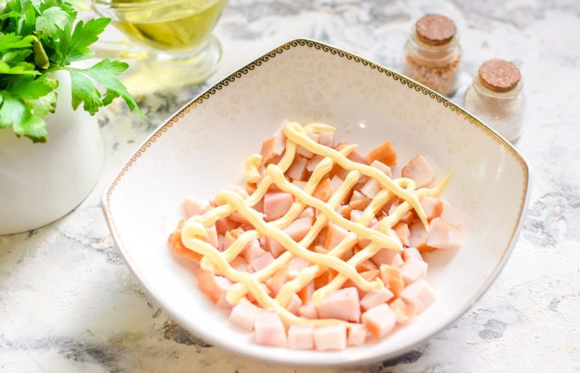 1. Этап. Салат Чикаго с копченой грудкой: Собираем салат. Первый слой — куриная грудка, смажьте ее майонезом.
