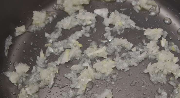 1. Этап. Говядина (гуляш): Лук очистите и измельчите в блендере. Затем обжарьте его в масле в мультиварке в режиме 