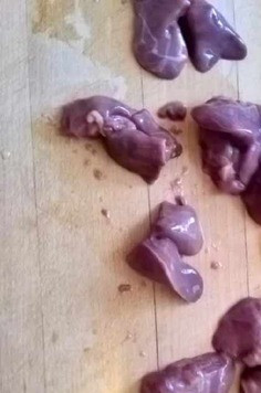 1. Этап. Куриная печень с грибами и сметаной: Промытую печень очистить от прожилок. Разрезать на 2-3 части. Добавить соль, розмарин, поперчить и выложить в сковороду с луком. Обжарить всё вместе около 10-ти минут, пока печень не изменит цвет.