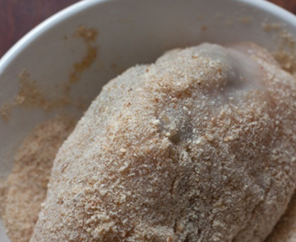 1. Этап. Биточки из куриной грудки: Сверните мясо рулетиком, чтобы яйцо оказалось внутри, окуните в слегка взбитое яйцо и обсыпьте панировочными сухарями.