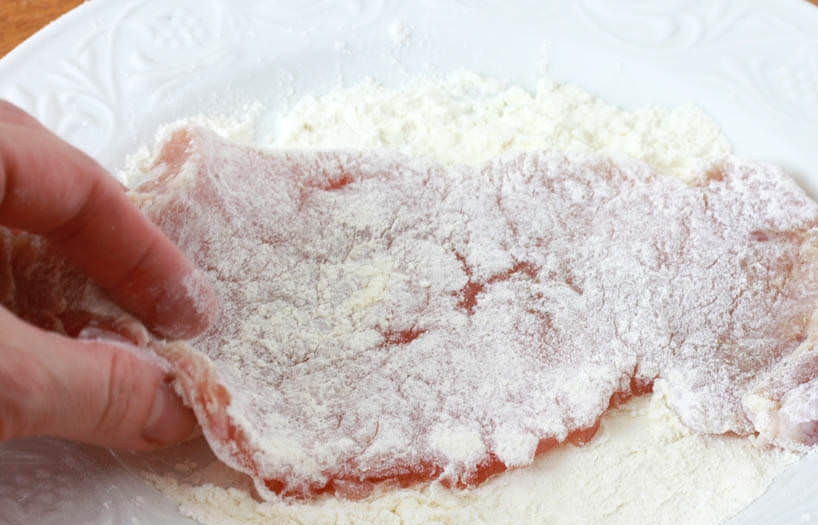 1. Этап. Шницель свиной: Обмакните отбивные в муке...