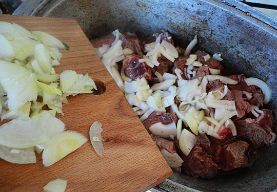 1. Этап. Чакапули из телятины: Высыпаем в казан.