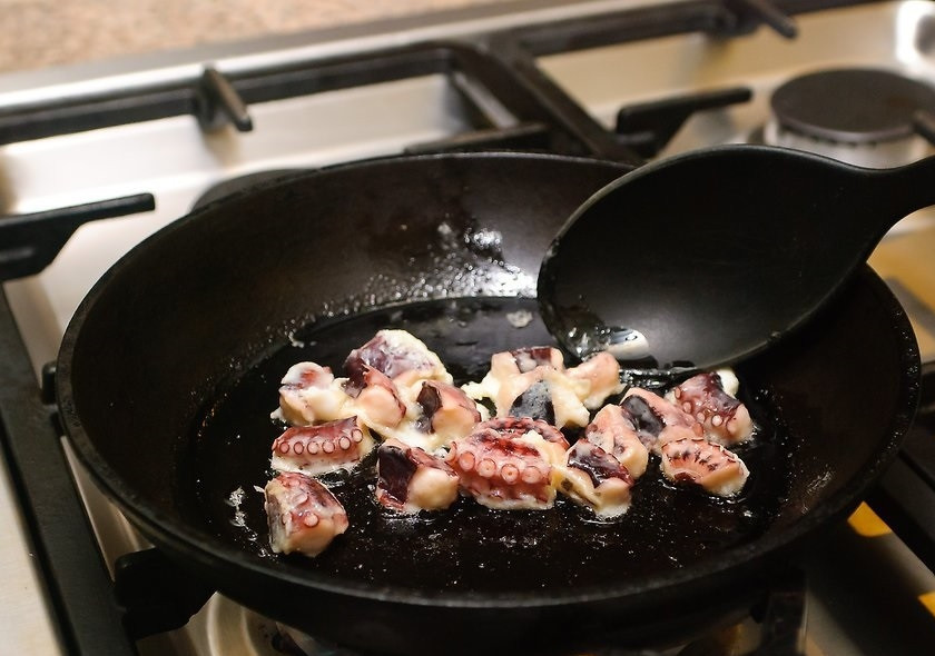 1. Этап. Осьминожки на сковороде: 5. Перемешивайте осьминога на сковороде и готовьте до образования легкой корочки.