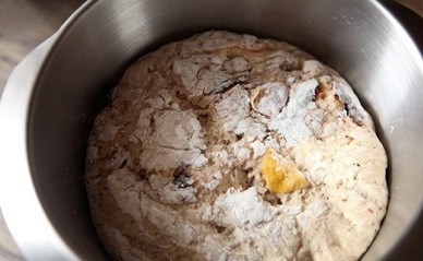 1. Этап. Хлеб с сухофруктами и орехами: Тесто должно вырасти примерно в три раза.