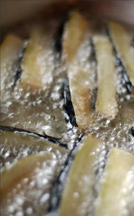 1. Этап. Баклажаны по-пекински: Достаем наши баклажаны из воды. Теперь их нужно обвалять в крахмале и быстро обжарить на очень быстром огне в большом количестве кипящего масла. Обжариваем до образования красивой золотистой корочки, после чего снимаем с огня и бросаем в сито, чтобы лишнее масло стекло.