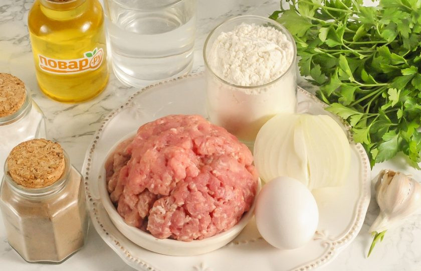 1. Этап. Пельмени Бульмени: Подготовьте указанные ингредиенты. Фарш используйте свино-говяжий или любой другой по вашему вкусу, но жирный!