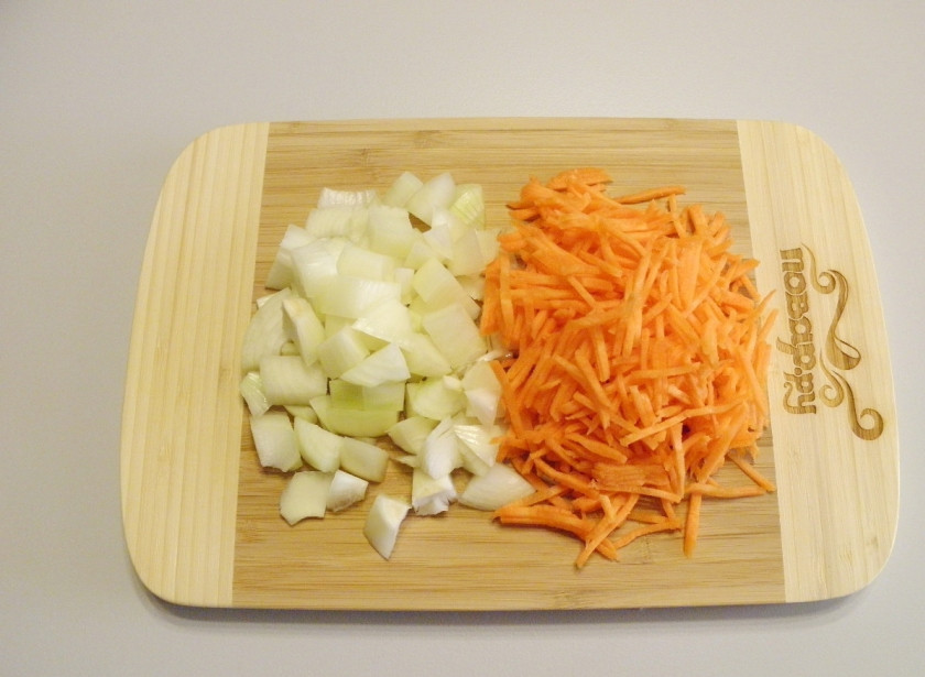 1. Этап. Плов: 2. Порежьте лук и морковь крупно, чтобы были заметны в плове.