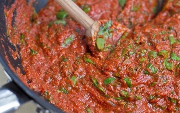 1. Этап. Вегетарианский соус к спагетти: Добавьте в сковороду зелень и протушите пару минут. Подготовьте отваренные спагетти и нарубите грецкие орехи.