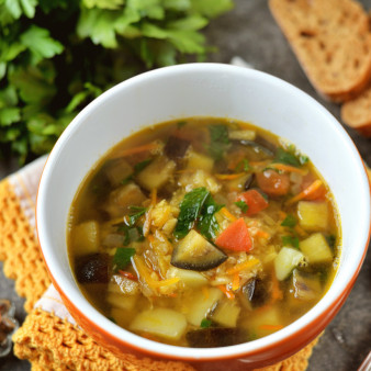 Суп с чечевицей и баклажанами