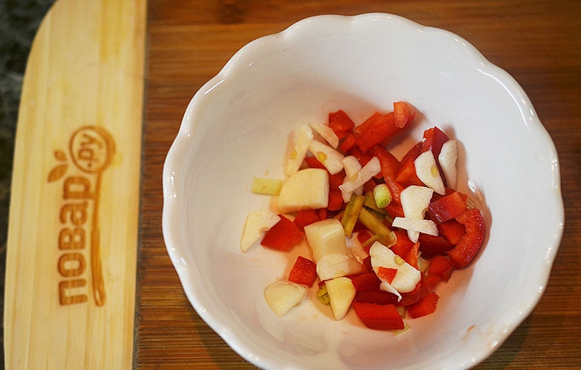 1. Этап. Острая рыба по-вьетнамски: 3. Чеснок и чили нарежьте, добавьте к лемонграссу. Растолките все в однородную массу.