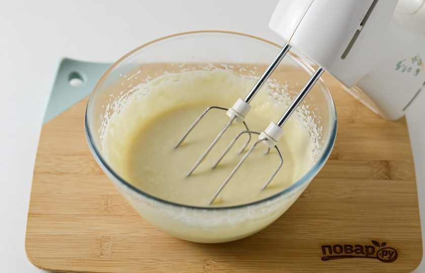 1. Этап. Вегетарианский медовик: Затем соедините крем из сгущенки и растительного спреда с заварным.