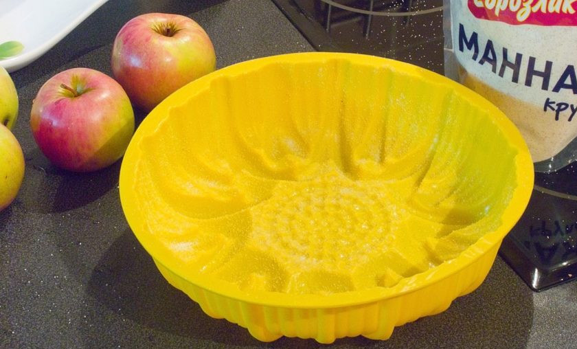 1. Этап. Пирог в силиконовой форме: Присыпьте дно формы манкой.