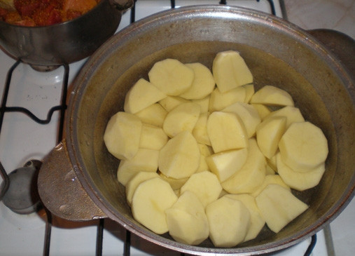 1. Этап. Дамляма из свинины и говядины: 2. Картофель для этого блюда нужно резать крупно (если клубни среднего размера, то пополам). Я обычно нарезаю 3/4 казана и вымеряю, чтобы потом лишней не оставалось.