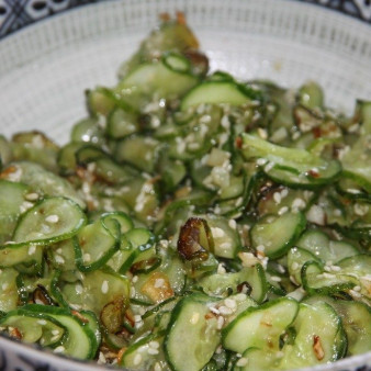 Салат из огурцов с чесноком