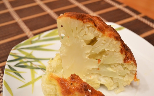 1. Этап. Цветная капуста целиком в духовке: Когда капуста покроется красивой румяной корочкой, выключаем огонь и подаем на стол. Вот такая красота у нас получилась.