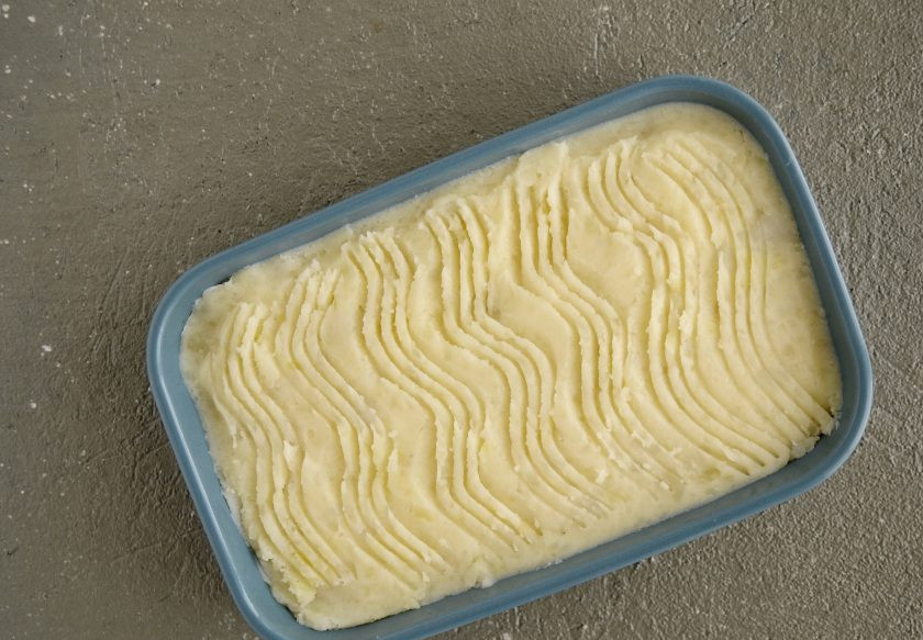 1. Этап. Соевая запеканка: Сверху выложите картофельное пюре. Отправьте соевую запеканку в духовку на 25 минут при температуре 180 градусов.