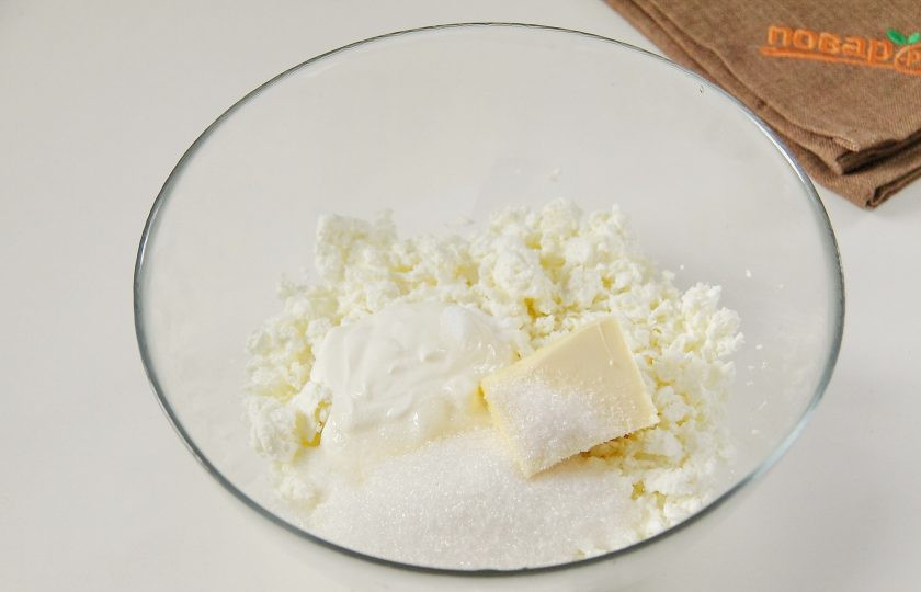 1. Этап. Творожная запеканка с хурмой: В глубокую миску насыпьте творог, 50 гр. сахара, соль, сметану, ванилин и мягкое масло.