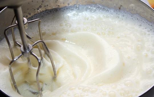 1. Этап. Сконы: Не переставая взбивать, тонкой струйкой вливаем молоко. Пены должно стать еще больше.