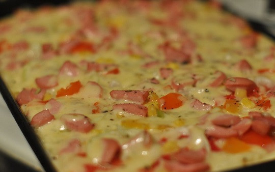 1. Этап. Быстрая пицца на кефире: 7. Когда быстрая пицца на кефире в домашних условиях будет готова, дайте ей немного остыть, а затем порежьте порционными кусочками. Перед подачей можно сверху посыпать свежей зеленью.