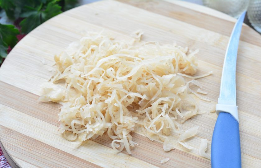 1. Этап. Салат с квашеной капустой и жареным беконом: Квашеную капусту немного измельчите ножом.