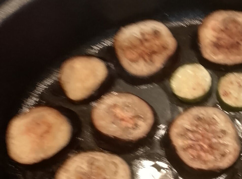 1. Этап. Аджапсандал. Летний и зимний: Разогреть духовку до 200С. Выложить баклажан, часть цуккини, щедро смазать их маслом и готовить 15-20 минут. Затем поместить овощи в кастрюлю.