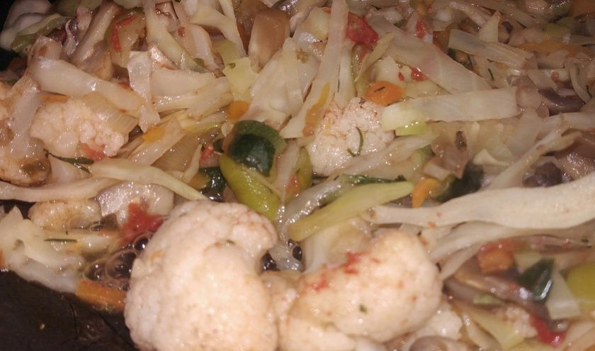 1. Этап. Овощи с грибами без масла: 9. Вода постепенно начнет испаряться. При необходимости подлейте еще (до готовности капусты).