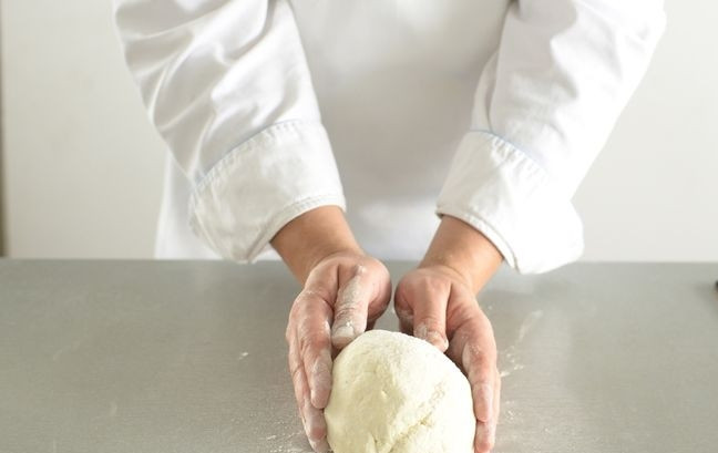 1. Этап. Творожное тесто без дрожжей: Замесите гладкое и однородное тесто, затем заверните его в кусок пищевой пленки и дайте отдохнуть около 30 минут. Тогда тесто будет отлично раскатываться и не порвется.